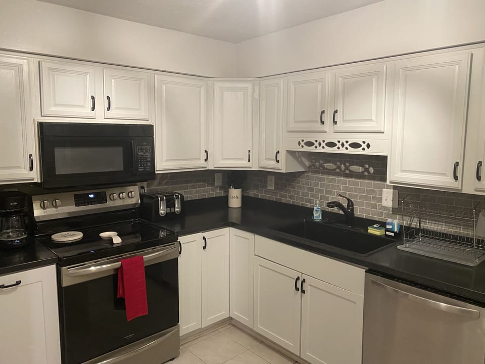 FULLY EQUIPPED KITCHEN BUILTIN MICROWAVE DISHWASHER, STOVE WITH BUILTIN AIRFRYER