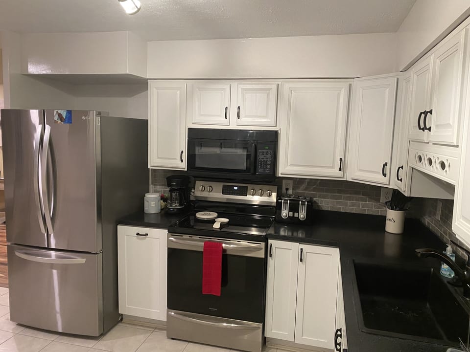 FULLY EQUIPPED KITCHEN BUILTIN MICROWAVE DISHWASHER, STOVE WITH BUILTIN AIRFRYER