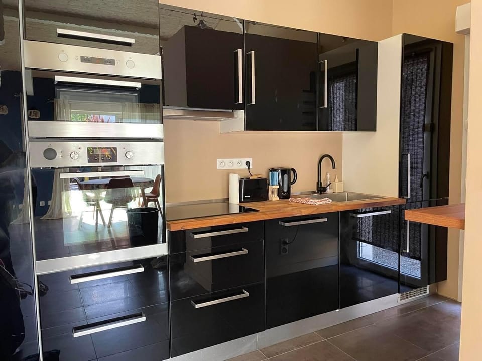Fully equipped kitchen with 4 induction hobs, oven, fridge and dishwasher
