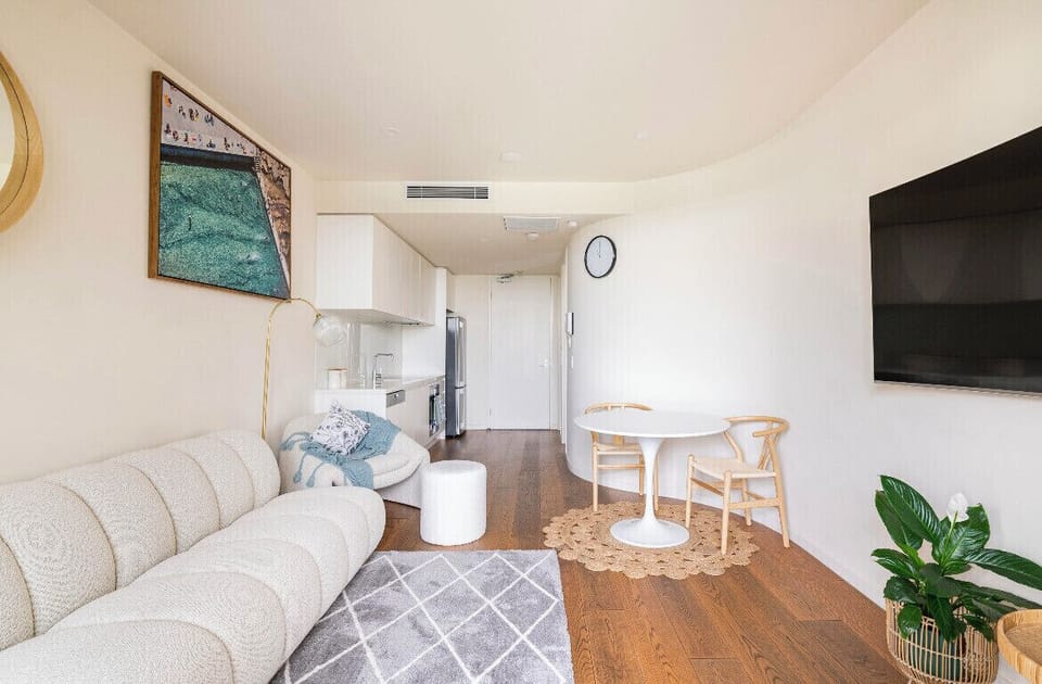 Curvaceous one bedroom delight. 