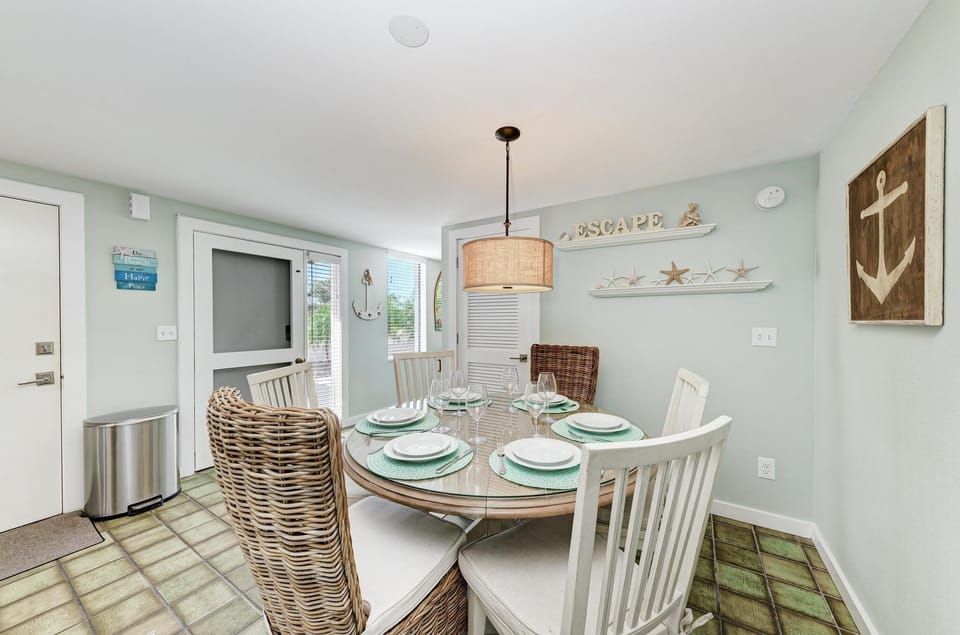 Heron Heaven Dining Room Table (3)