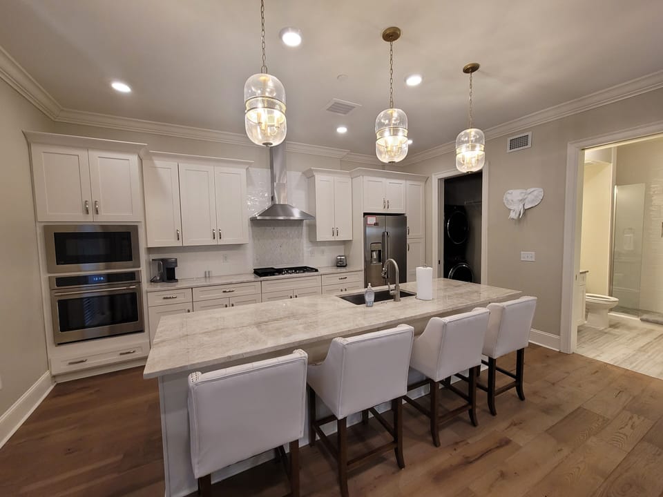 Bar seats 4 / you can see access to 2nd bathroom / Completely equipped kitchen