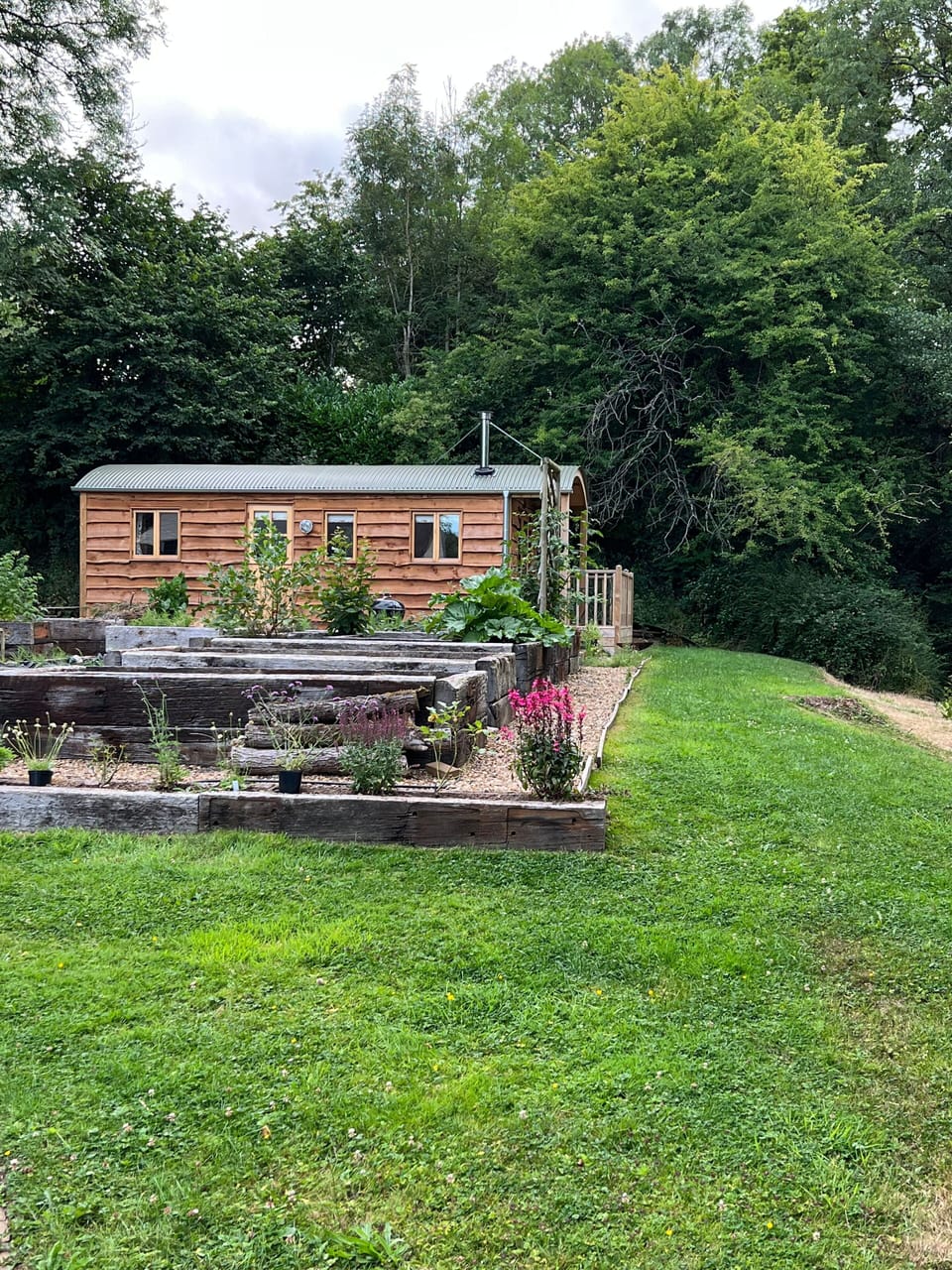 Shepherds Hut - double bed / full kitchen / lounge so peaceful next to the river