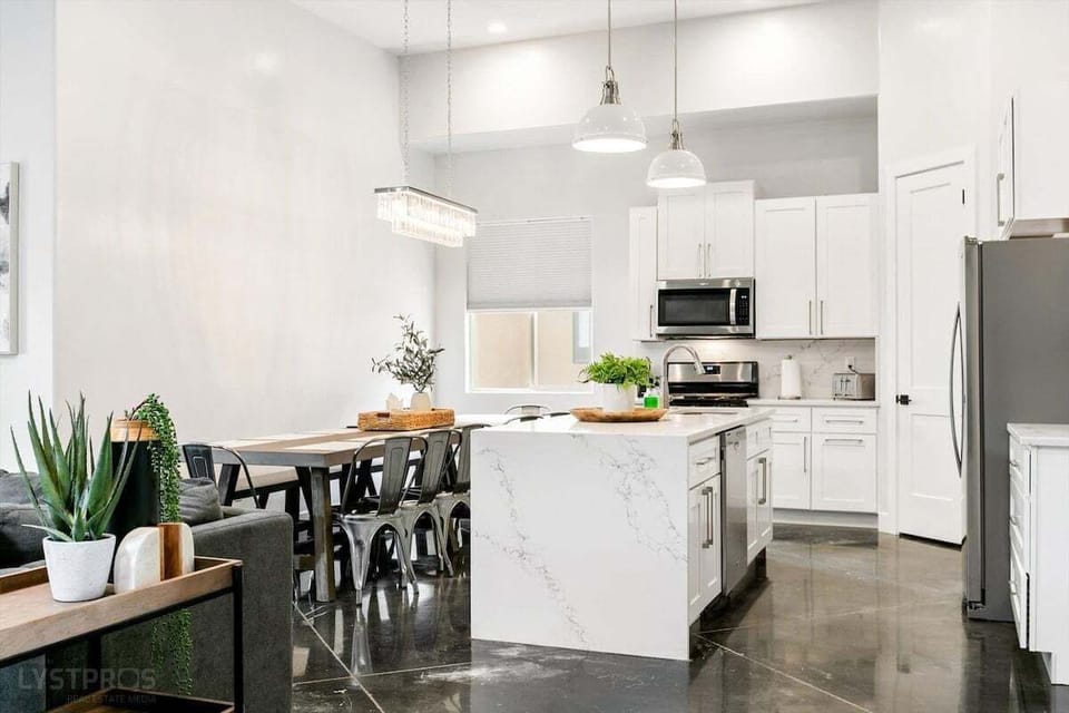 This kitchen and dining space comes complete with all the necessities for a delightful cooking experience. From a large dining nook to modern appliances, it's designed for both convenience and comfort during your stay.