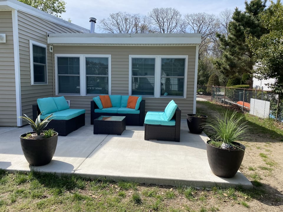 Fenced in yard, new outdoor patio set and grill with propane provided 
