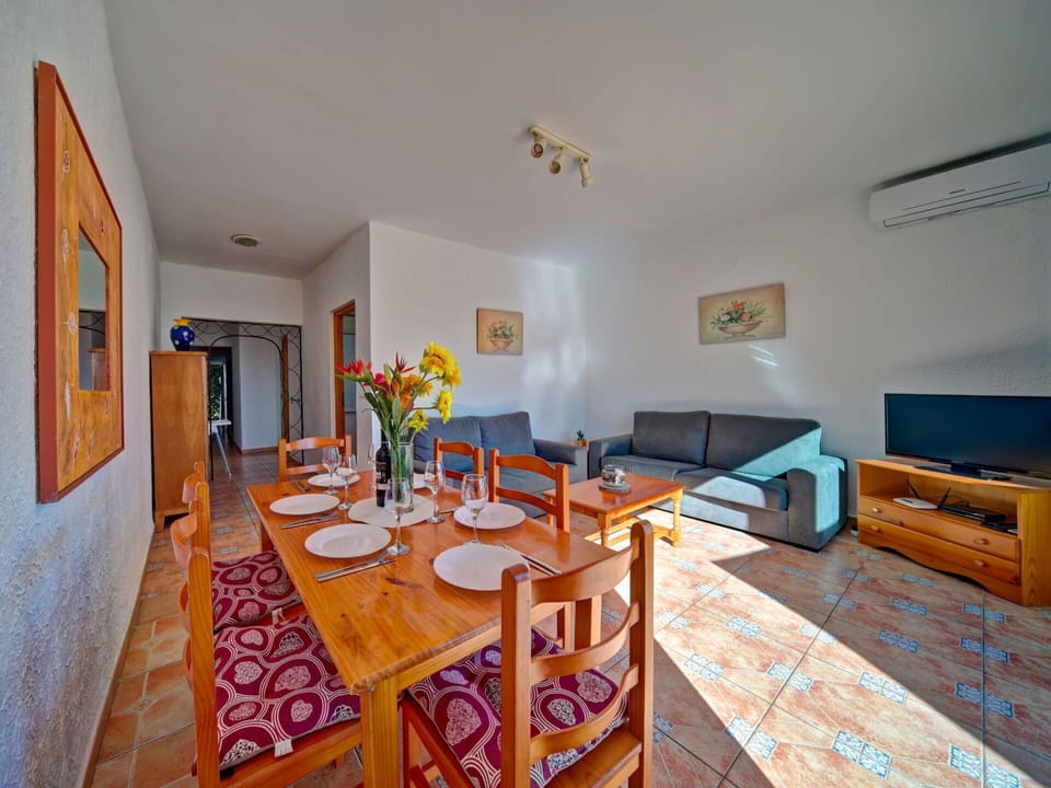 Cloud, Sky, Building, Water, Property, Furniture, Azure, Swimming Pool, Plant, Outdoor Furniture