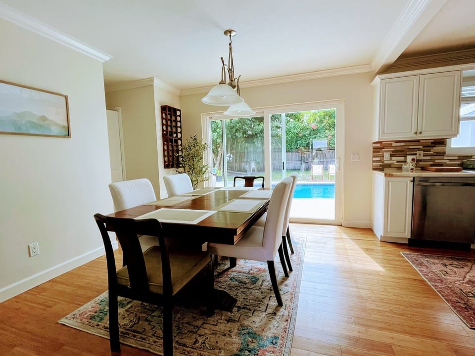 Dining room with a view to the pool