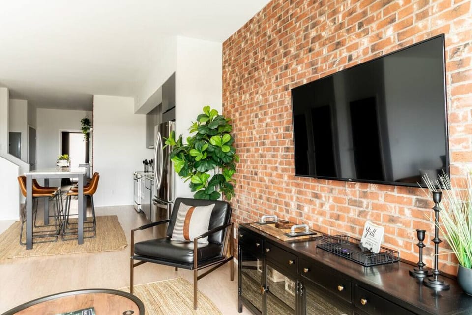 Bright and Spacious living with a pullout sofa. Queen air mattress also available. HD TV with all the apps you could want. The living room overlooks the Cumberland River. Two private patios! The living room opens up into the dining area and kitchen.