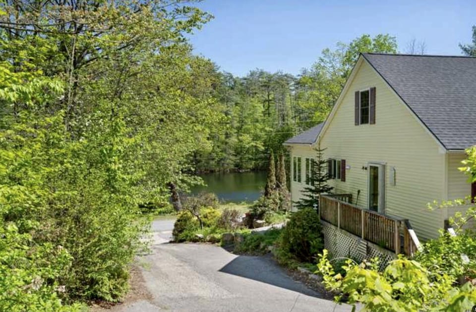 view from top of driveway and upper parking area behind house