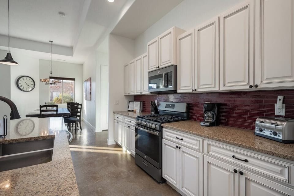 Fully equipped with all the essentials for cooking, it's a perfect space for creating delicious meals while enjoying the beauty of the surrounding desert.