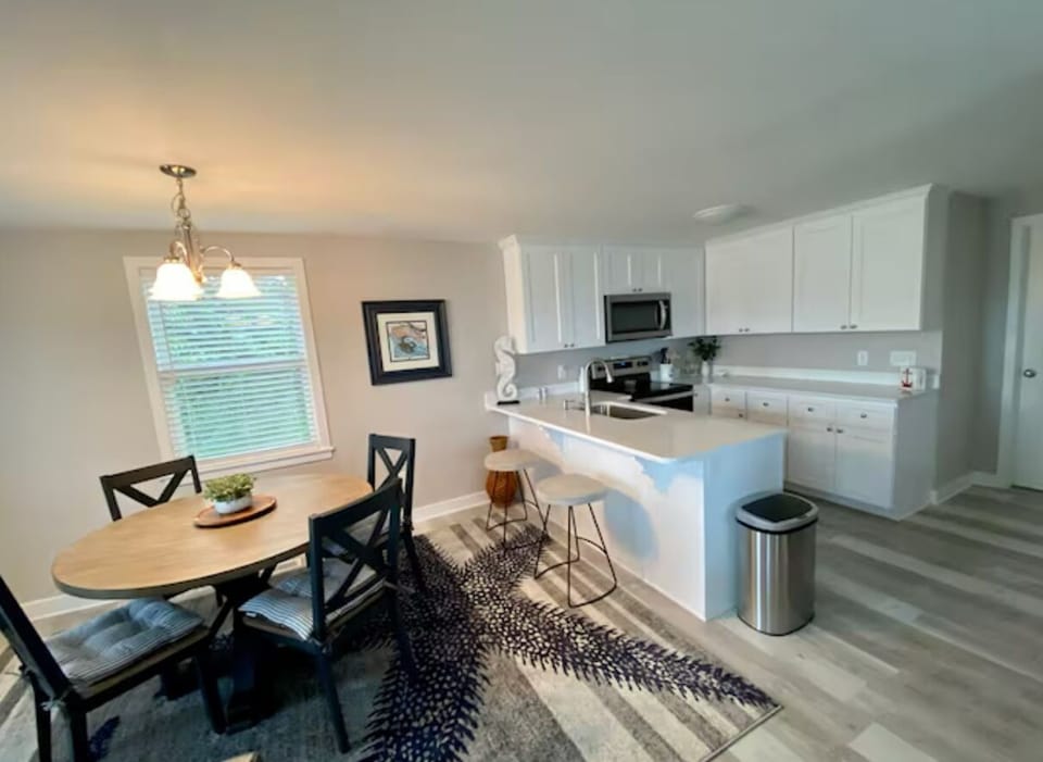 Full kitchen with dining area and barstools