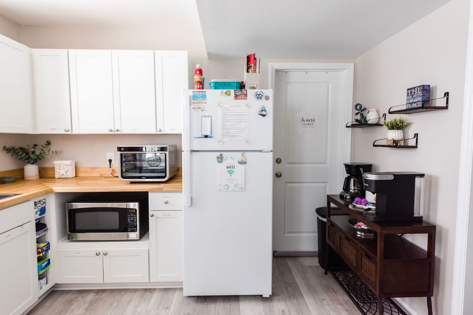 Kitchenette w/full size refrigerator 