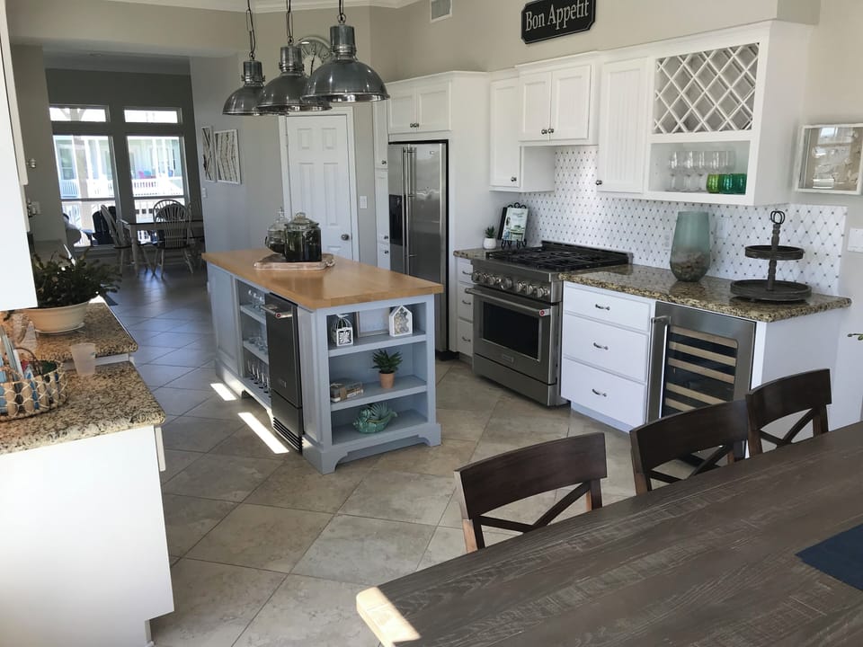 Large gourmet kitchen w/ wine fridge, dedicated ice maker, industrial 6 burner