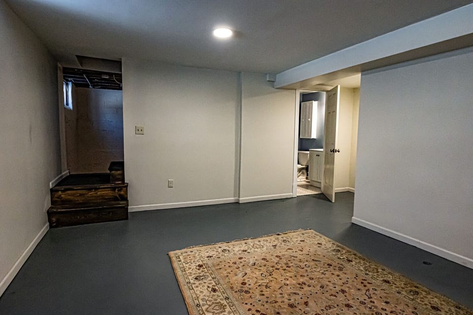 Lower level main room, unfurnished-could be great yoga space or kids' play area