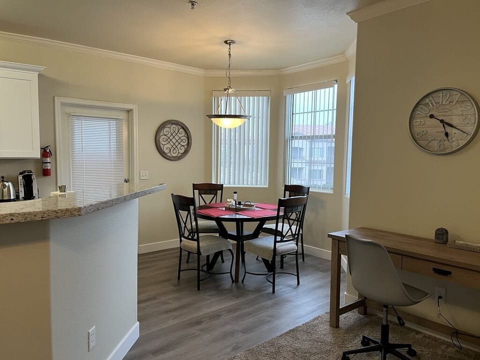 Eating area with bay window