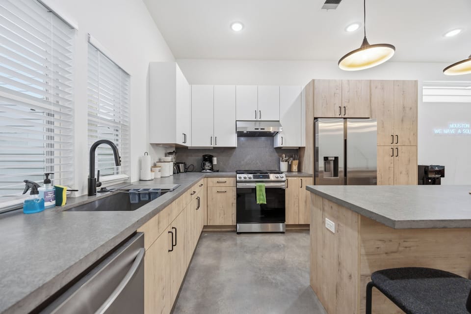 Fully equipped kitchen.