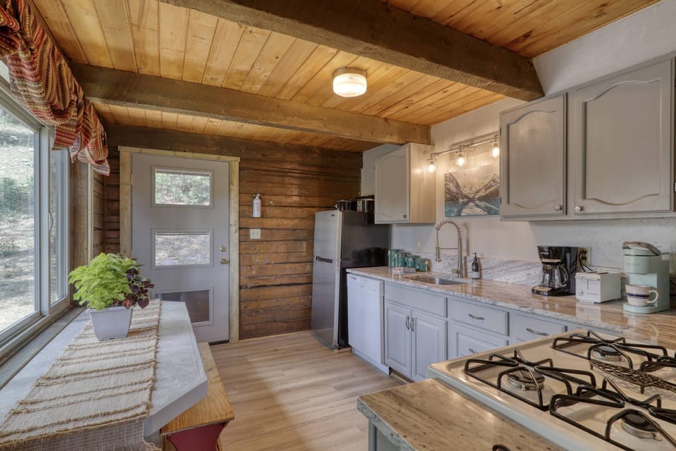 Tastefull updated kitchen with gas cook top