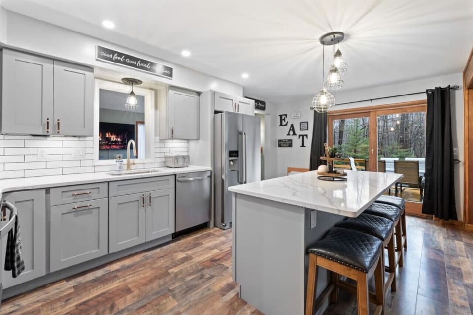 Large Open-concept Kitchen