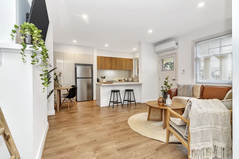 Modern living: open-plan, WiFi, 58" TV, dining, kitchen.
