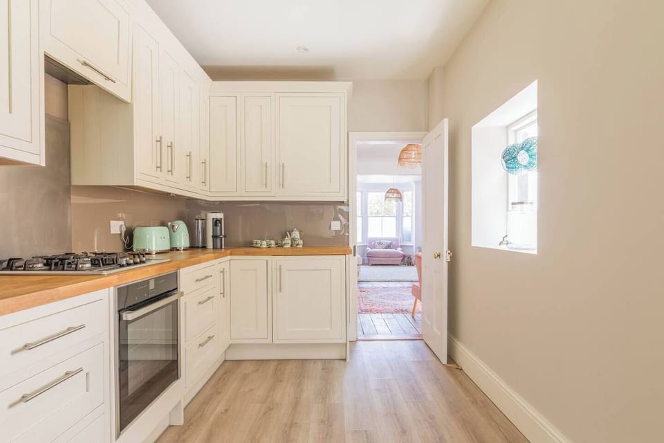 Fully equipped kitchen with lots of cupboard space
