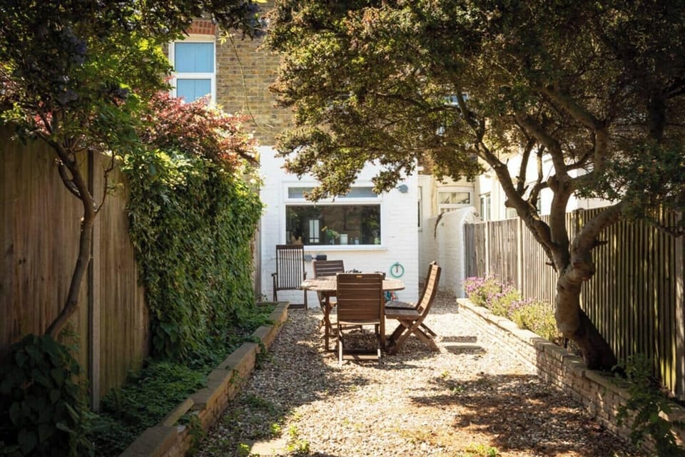 Garden with table & chairs