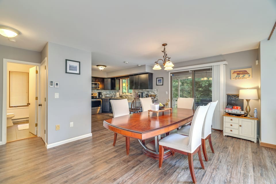 Dining Area for 5 | In-Island Seating for 3