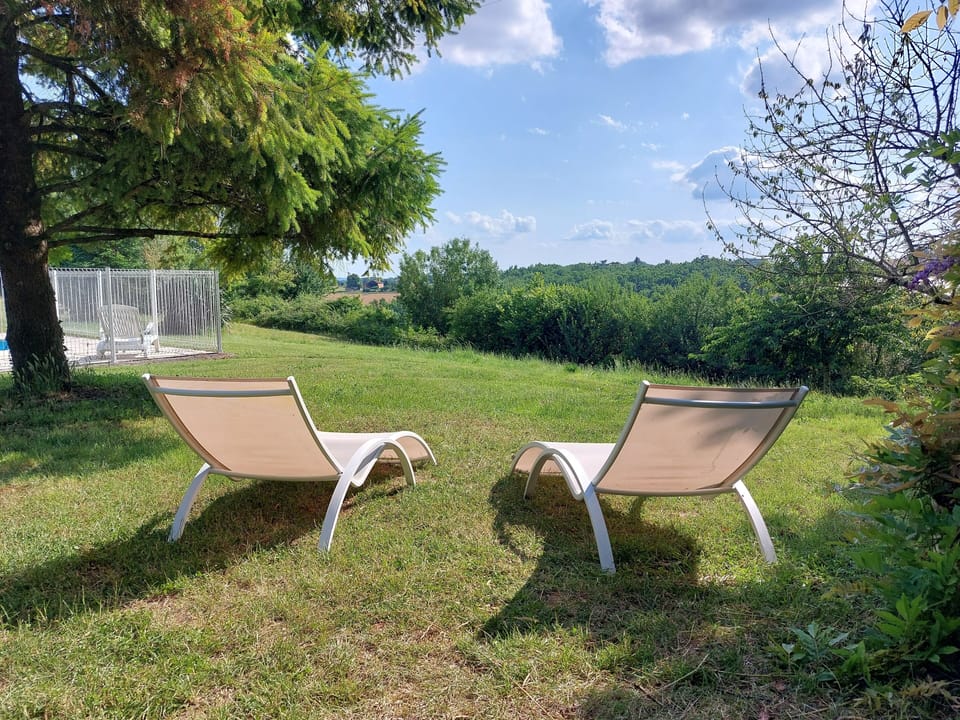 It has a wonderful garden with outdoor table tennis & football goalposts 