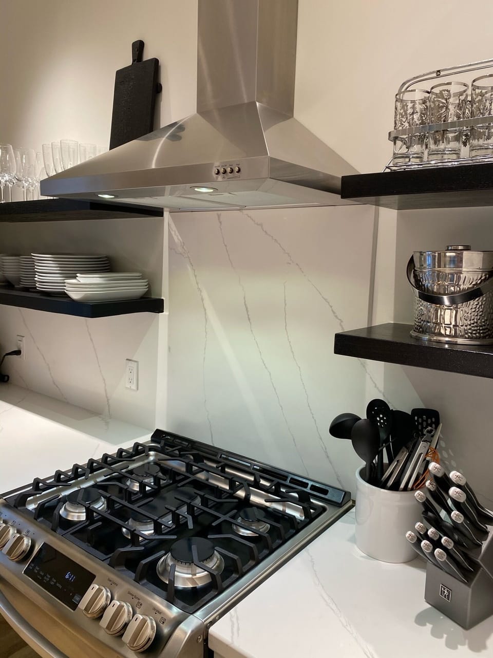 Fully equipped gas range and electric oven