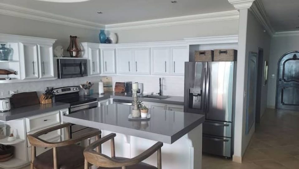 Large fully equipped kitchen with large island ideal for entertaining. 