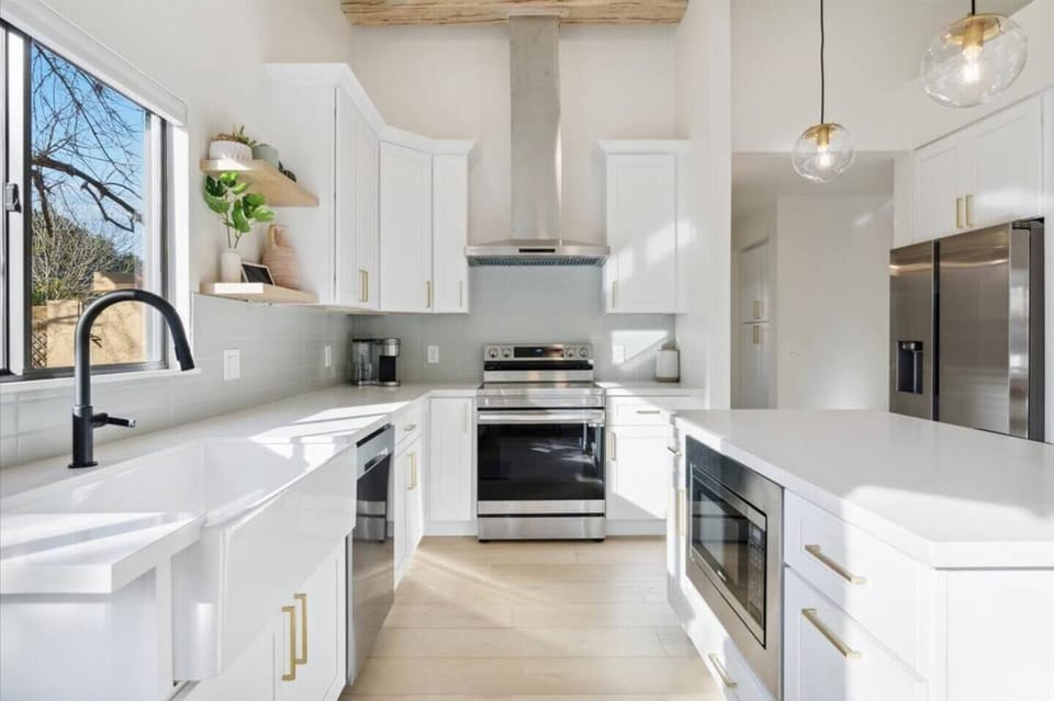 Brand New Chef's Kitchen w/Quartz Counters