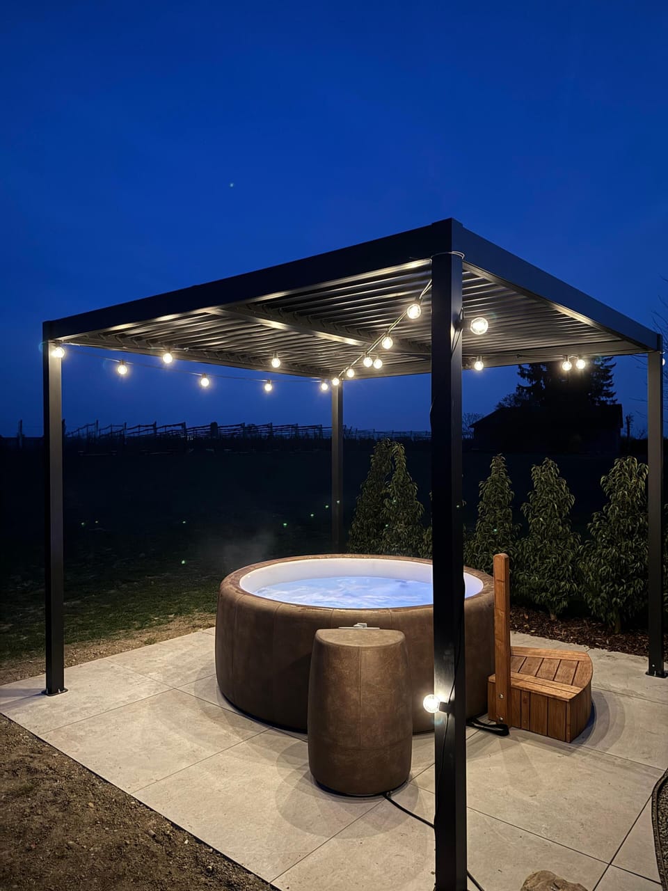 Outdoor spa tub