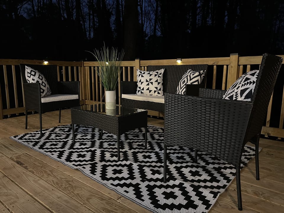 Upstairs patio deck with seating for 4. 2 of 3 decks!