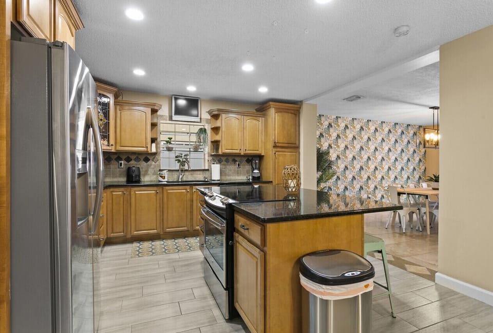 Fully-equipped kitchen with state-of-the-art appliances! Have breakfast at the centralized kitchen island or a gourmet meal at the dining table!