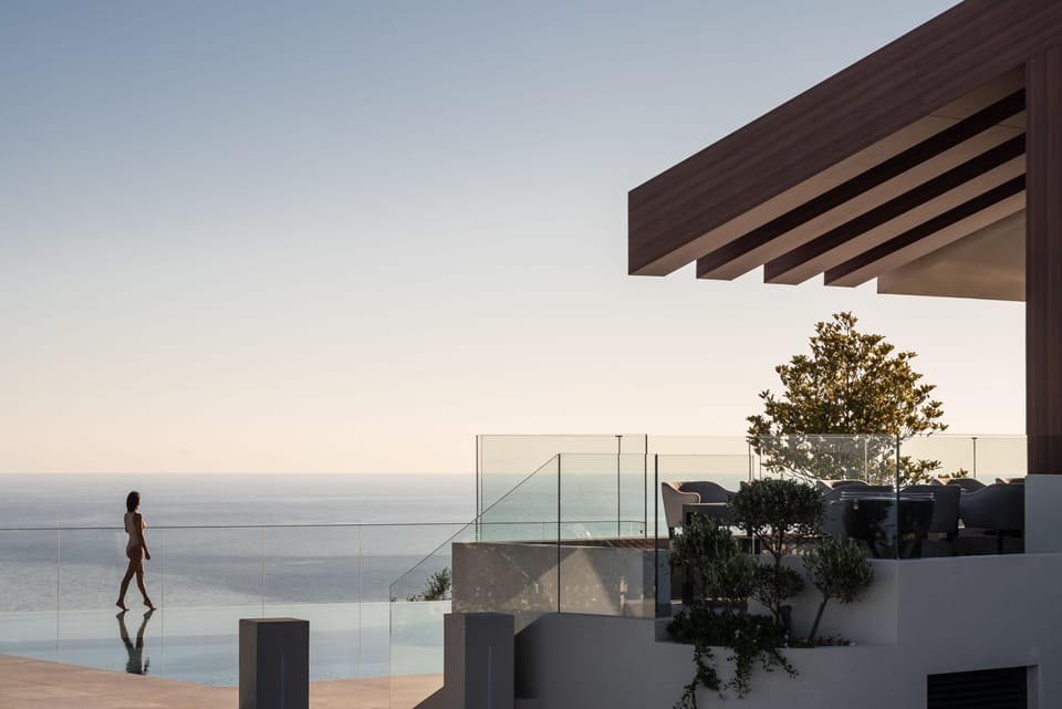 Unobstructed views of the sea, sky and city!