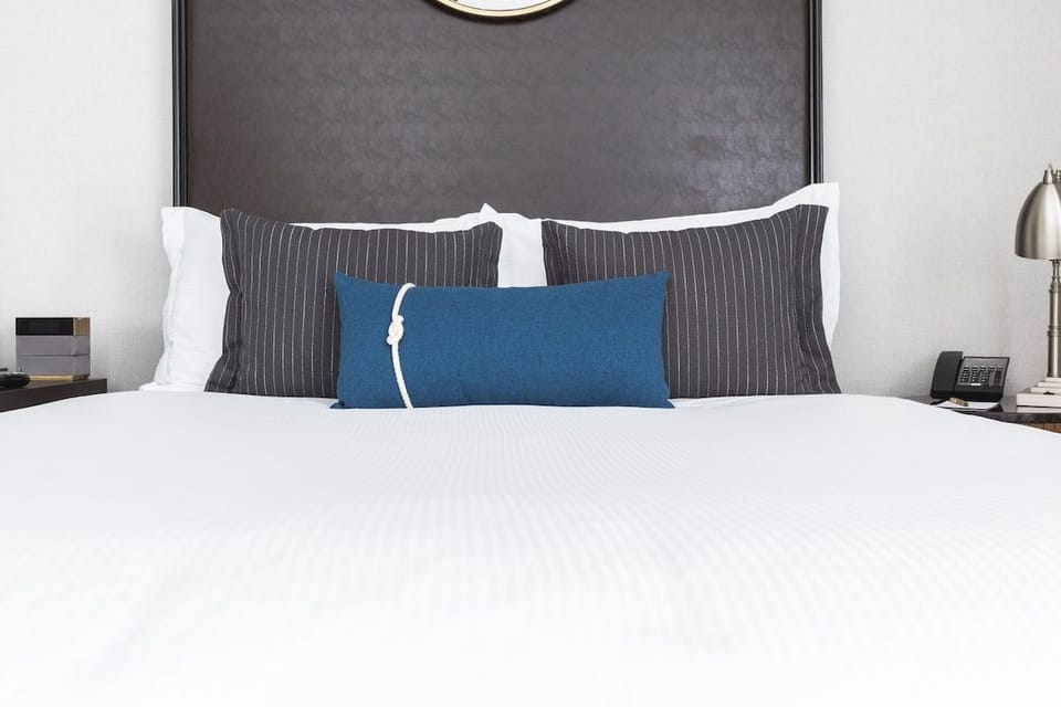 Unit with Full Bed. Unit with Full Bed. Exact unit will be assigned upon arrival. Views, colors and decor may vary.