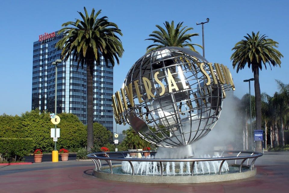 Start your day near iconic attractions and sunny city energy