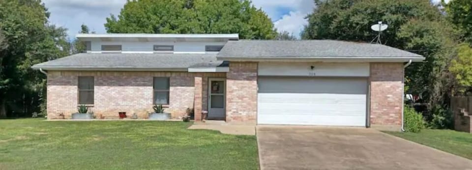 Charming and cozy home. 5 min. walk to TX State Tubes in the neighborhood. 