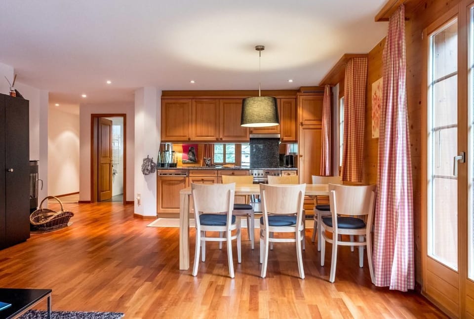 Dining area & kitchen