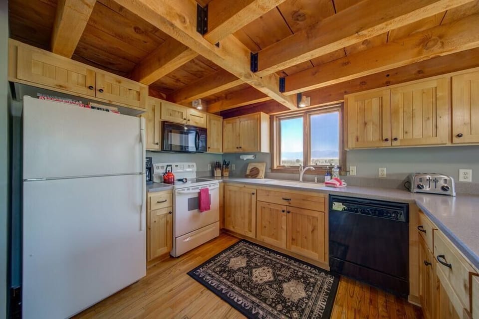 Nice open kitchen with lots of counter space. 