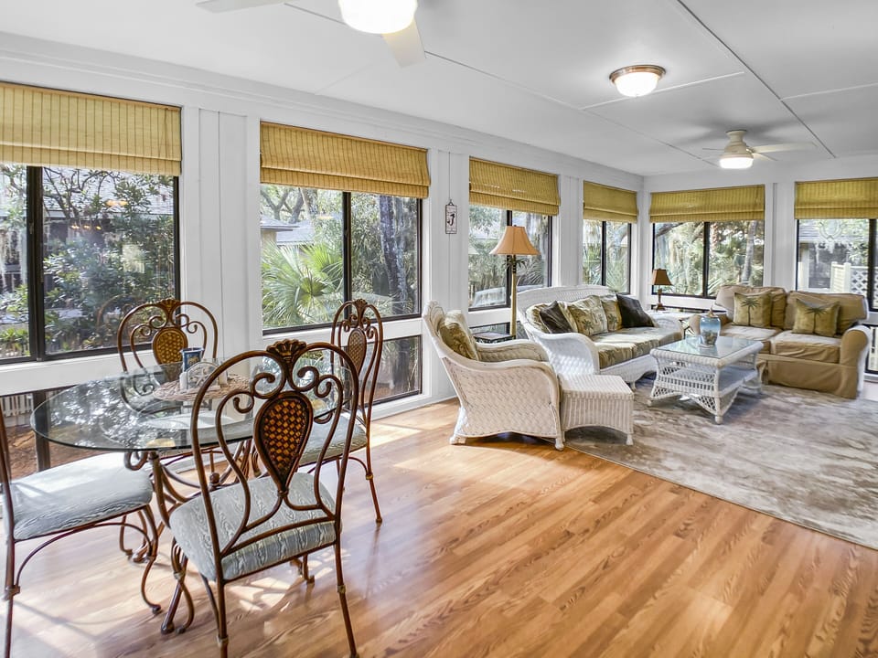 Incredible floor to ceiling windows with lots of natural light Incredible floor to ceiling windows with lots of natural light 