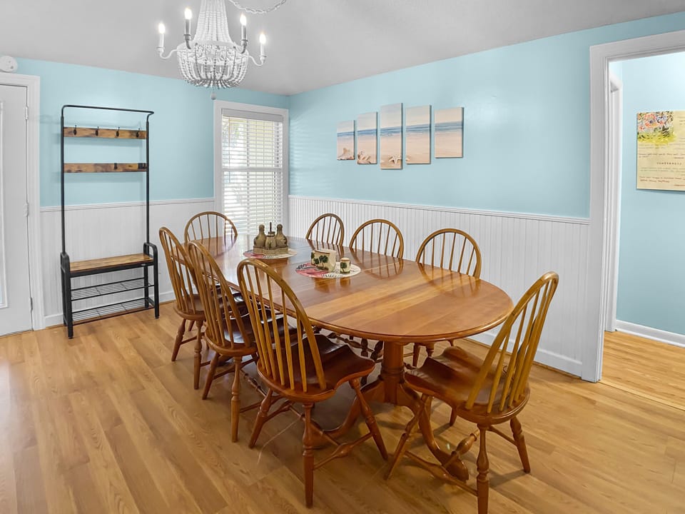 Dining area with seating for 8 Dining area with seating for 8 