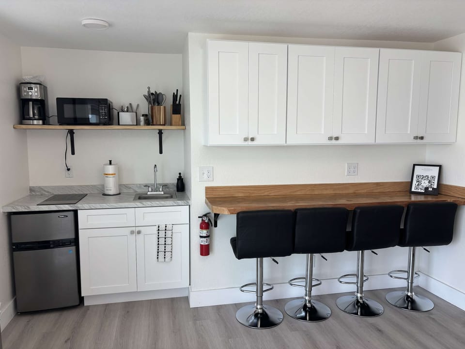 Kitchenette with bar area