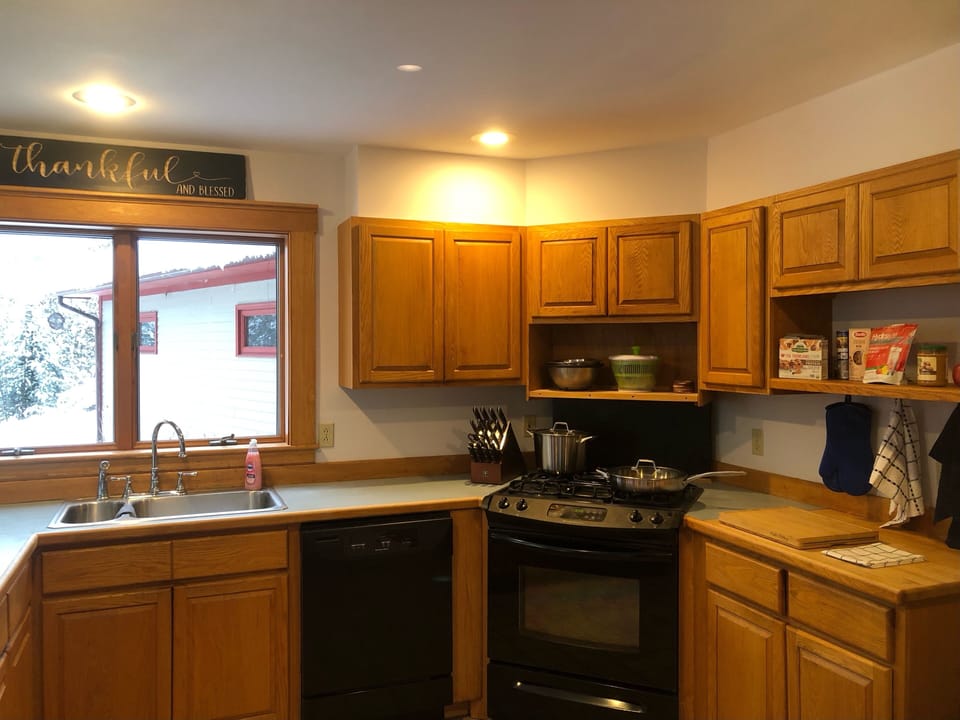 Fully stocked kitchen--cooking, baking, smoothies, coffee, & more!