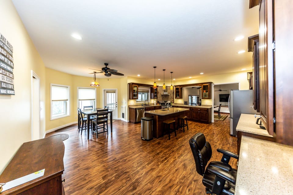 Eat-In-Kitchen