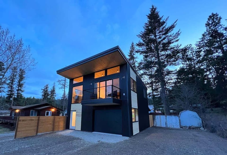 Two blocks from the lake, 14 miles from Blacktail Ski Hill and 55 Minutes from Glacier National Park! 