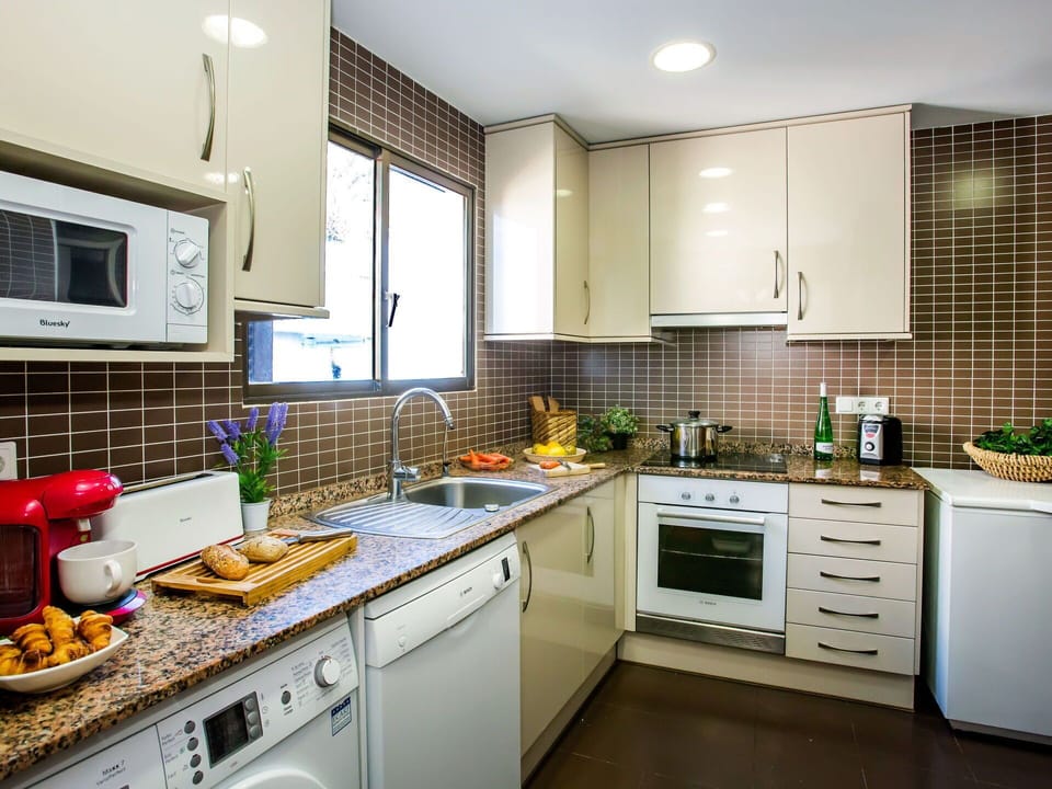 Countertop, Cabinetry, Property, Sink, Kitchen Sink, Tap, Kitchen Stove, Kitchen, Window, Home Appliance