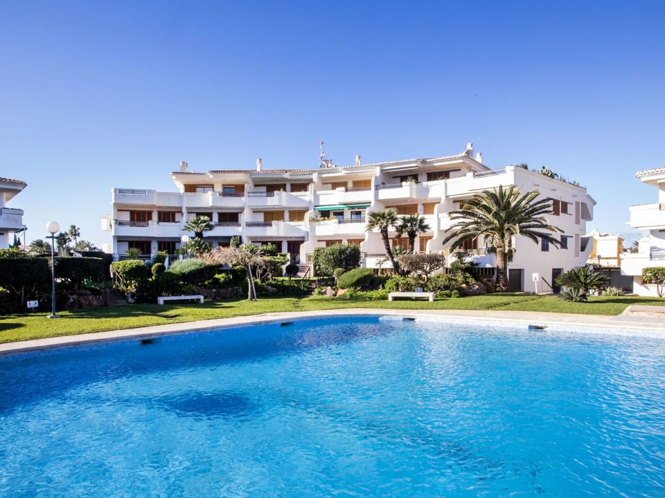 Water, Plant, Sky, Building, Property, Swimming Pool, Seaside Resort, Azure, Tree, Condominium