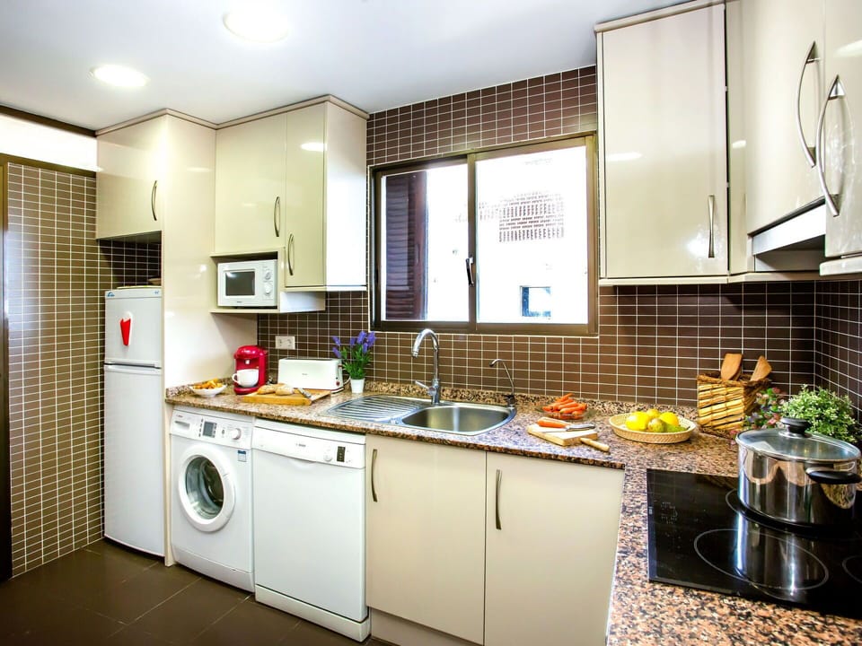 Tap, Kitchen Sink, Cabinetry, Sink, Countertop, Plumbing Fixture, Window, Kitchen, Kitchen Stove, Flooring