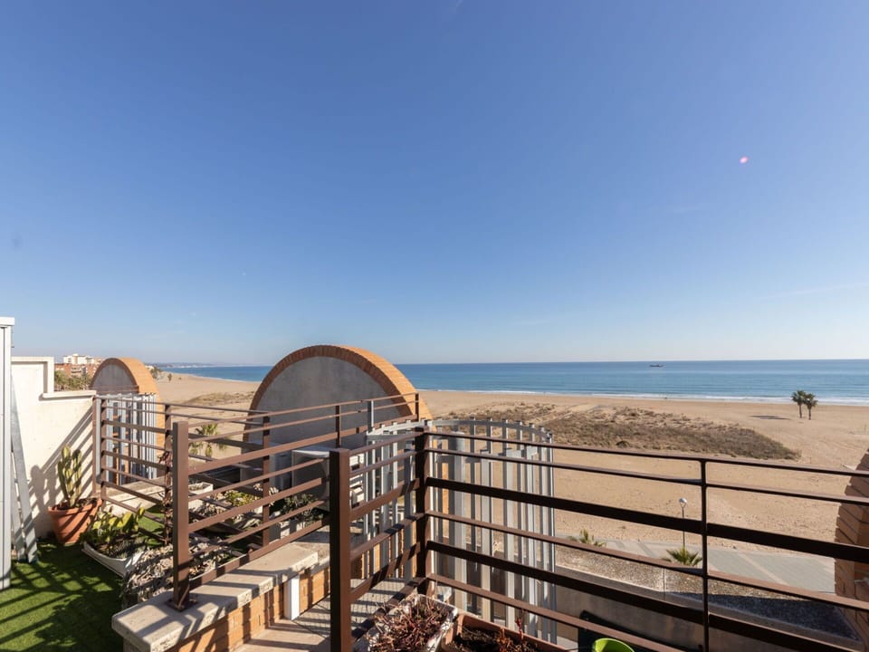Sky, Water, Building, Wood, Fence, Plant, Coastal And Oceanic Landforms, Horizon, Beach, Landscape