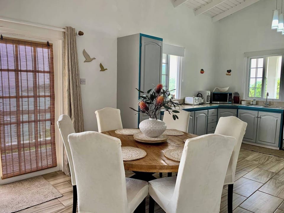 Dining and kitchen storage - microwave, toaster, electric kettle, coffee maker, other small electric appliances such as blender etc. Kitchen fully equipped